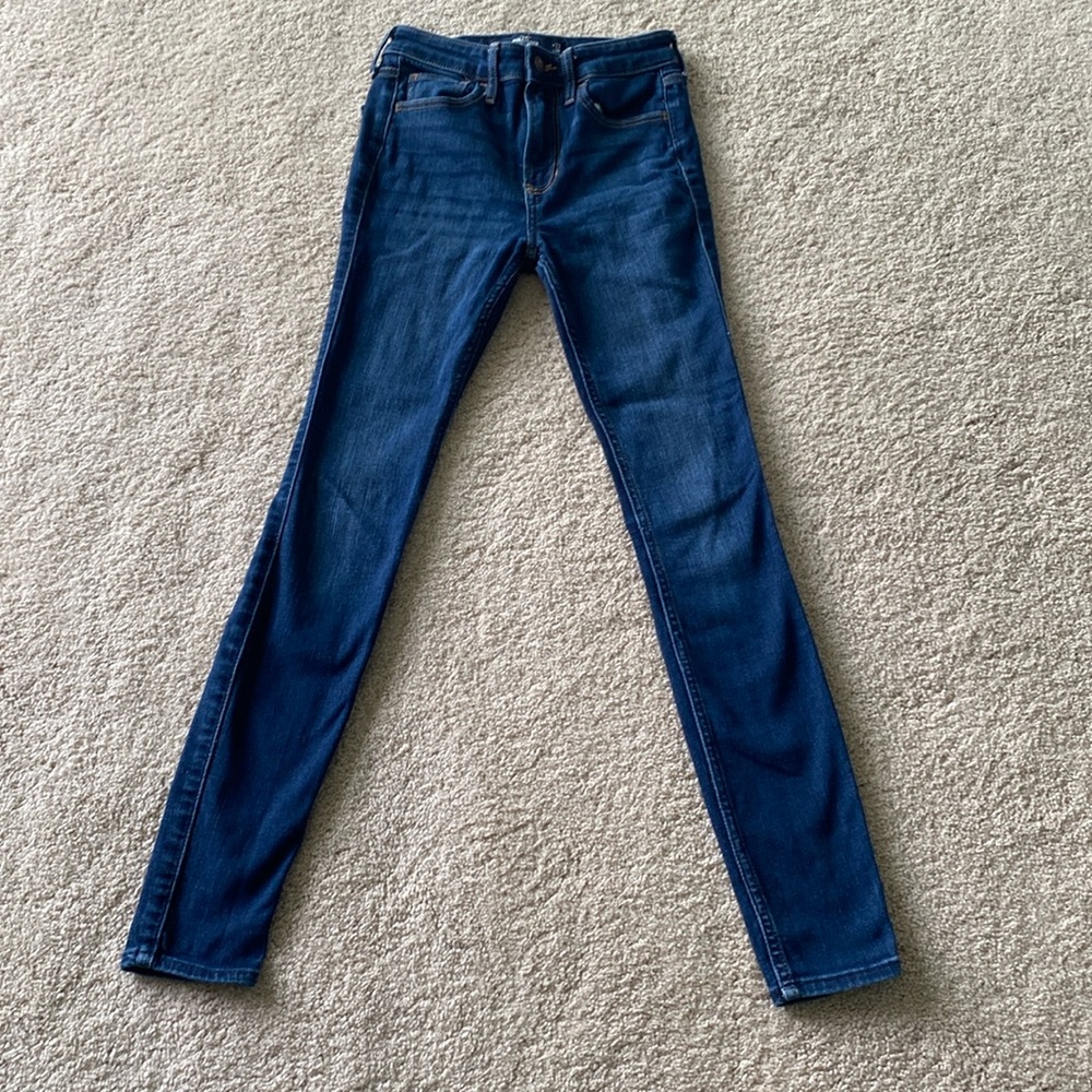 Hollister jeans 00R dark wash great condition